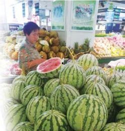 临沂水边吃瓜,悠闲吃瓜时光